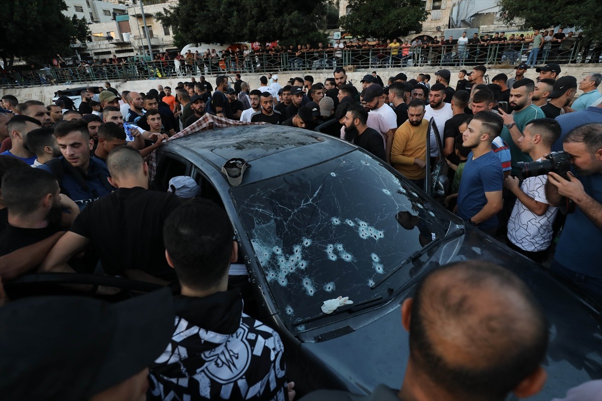 İsrail askerlerinin işgal altındaki Batı Şeria'nın kuzeyindeki Nablus kentinde bir araca açtığı...