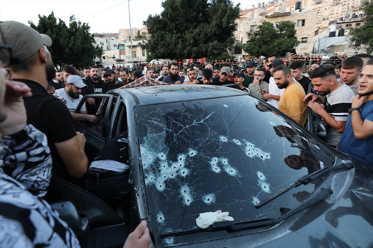 İsrail askerlerinin işgal altındaki Batı Şeria'nın kuzeyindeki Nablus kentinde bir araca açtığı...