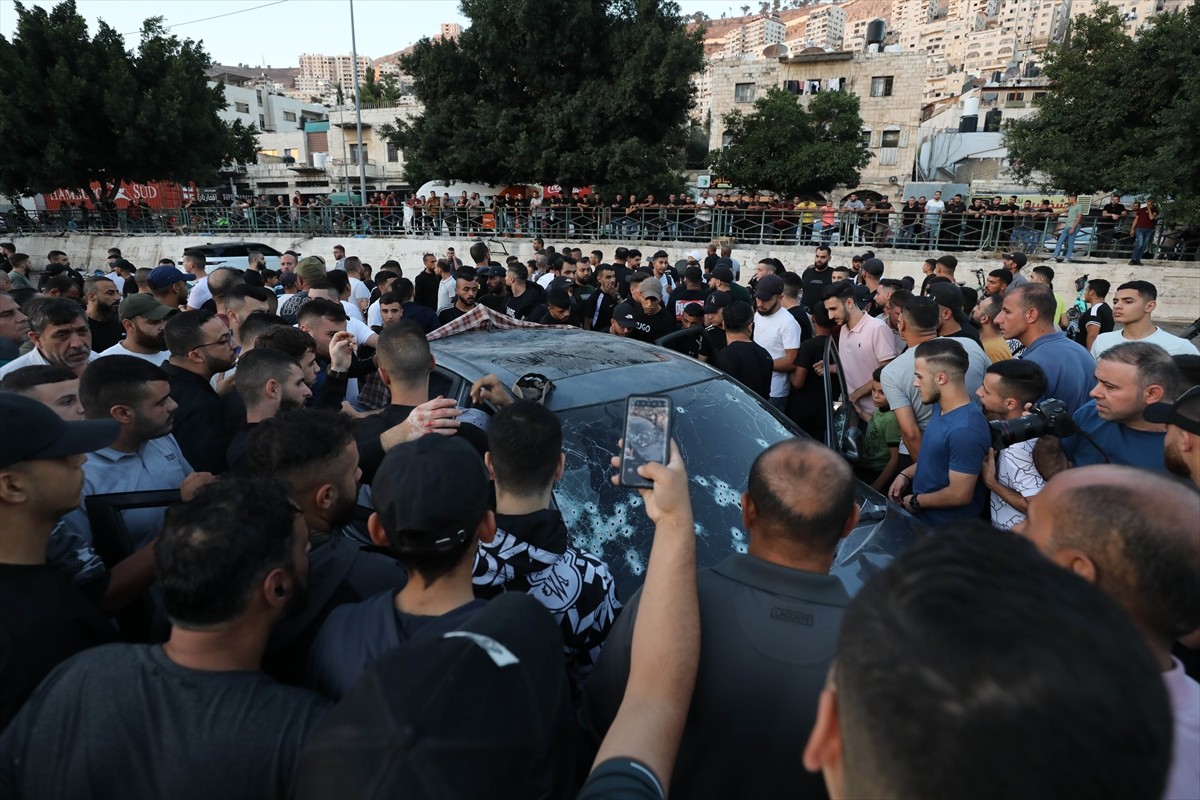 İsrail askerlerinin işgal altındaki Batı Şeria'nın kuzeyindeki Nablus kentinde bir araca açtığı...