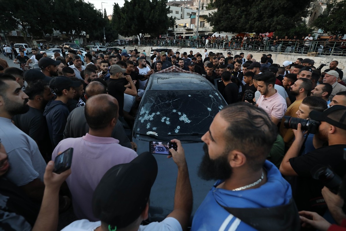 İsrail askerlerinin işgal altındaki Batı Şeria'nın kuzeyindeki Nablus kentinde bir araca açtığı...