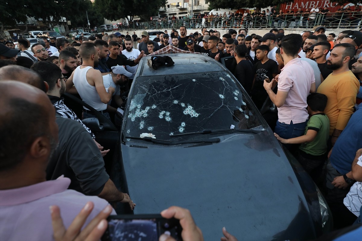 İsrail askerlerinin işgal altındaki Batı Şeria'nın kuzeyindeki Nablus kentinde bir araca açtığı...