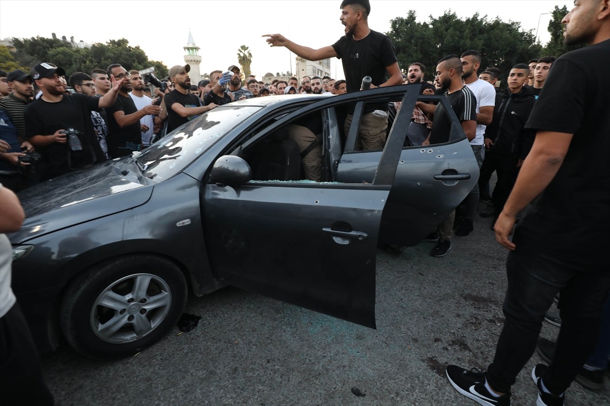 İsrail askerlerinin işgal altındaki Batı Şeria'nın kuzeyindeki Nablus kentinde bir araca açtığı...