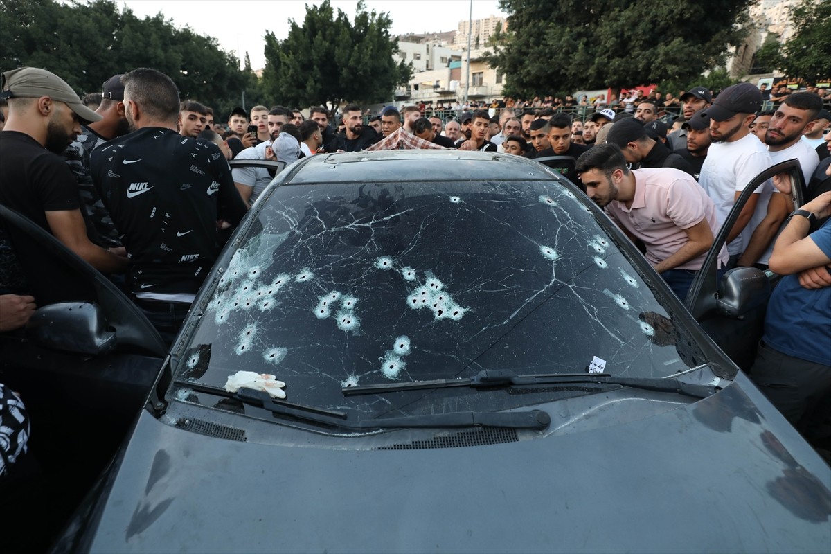 İsrail askerlerinin işgal altındaki Batı Şeria'nın kuzeyindeki Nablus kentinde bir araca açtığı...