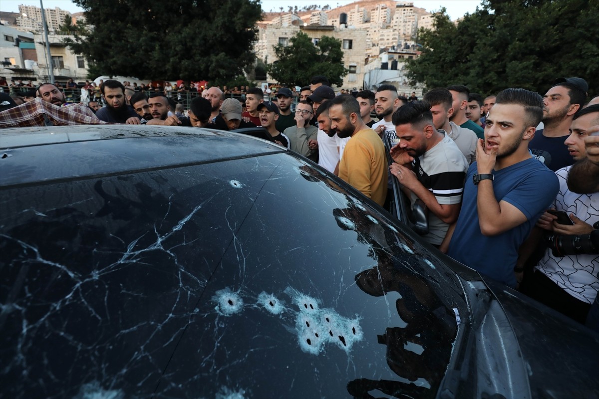 İsrail askerlerinin işgal altındaki Batı Şeria'nın kuzeyindeki Nablus kentinde bir araca açtığı...