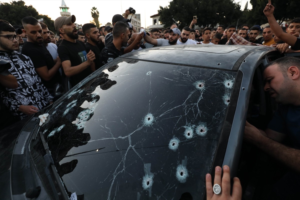 İsrail askerlerinin işgal altındaki Batı Şeria'nın kuzeyindeki Nablus kentinde bir araca açtığı...