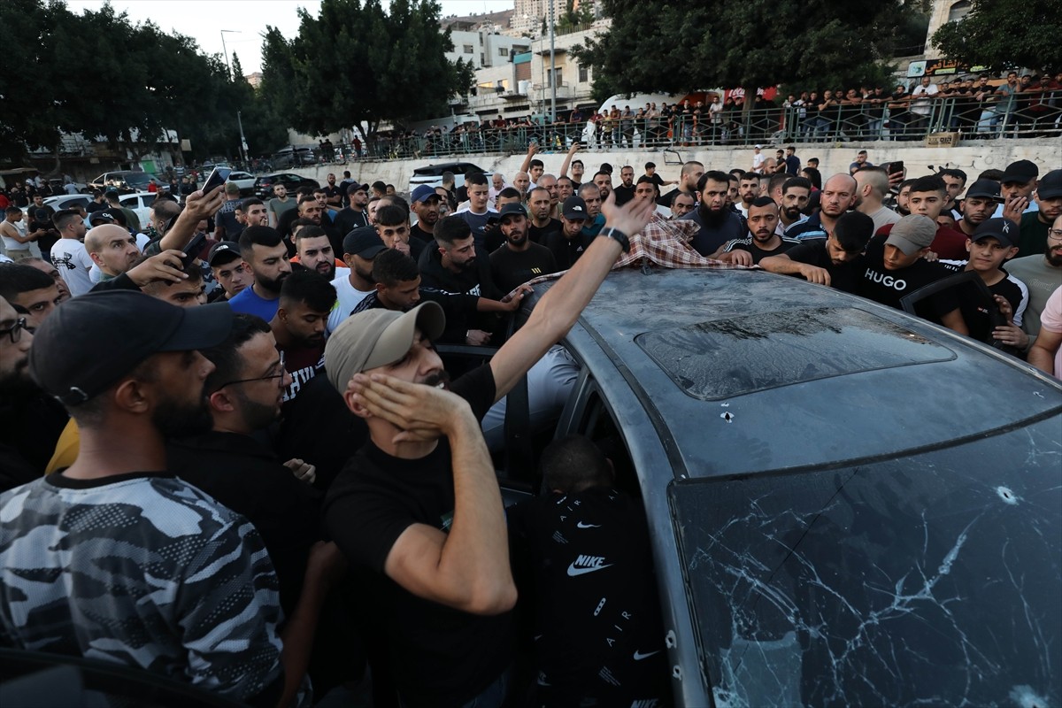 İsrail askerlerinin işgal altındaki Batı Şeria'nın kuzeyindeki Nablus kentinde bir araca açtığı...