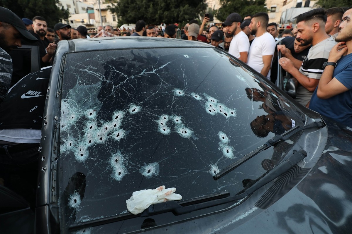 İsrail askerlerinin işgal altındaki Batı Şeria'nın kuzeyindeki Nablus kentinde bir araca açtığı...