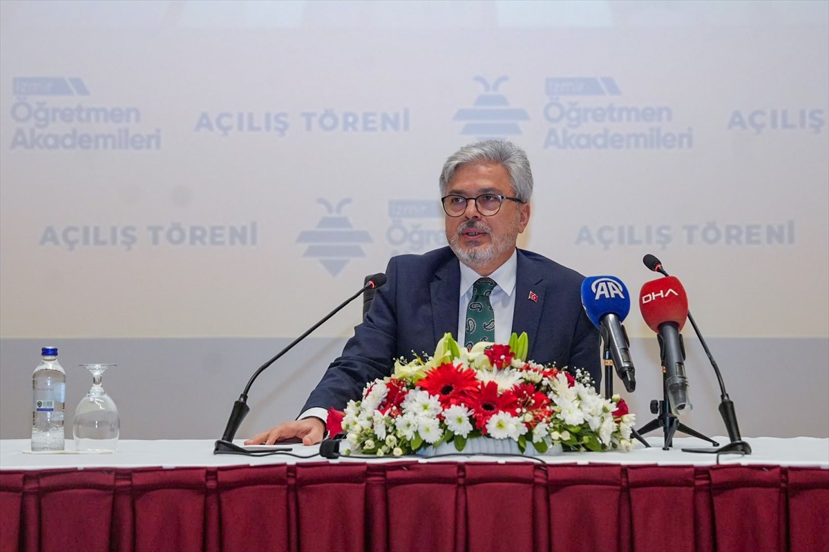 "İzmir Öğretmen Akademileri" programının açılışı İzmir İktisat Kongresi binasında Milli Eğitim...