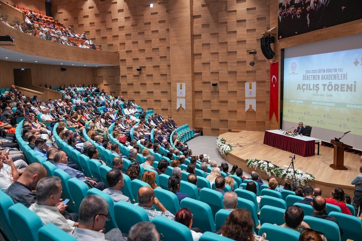 "İzmir Öğretmen Akademileri" programının açılışı İzmir İktisat Kongresi binasında Milli Eğitim...