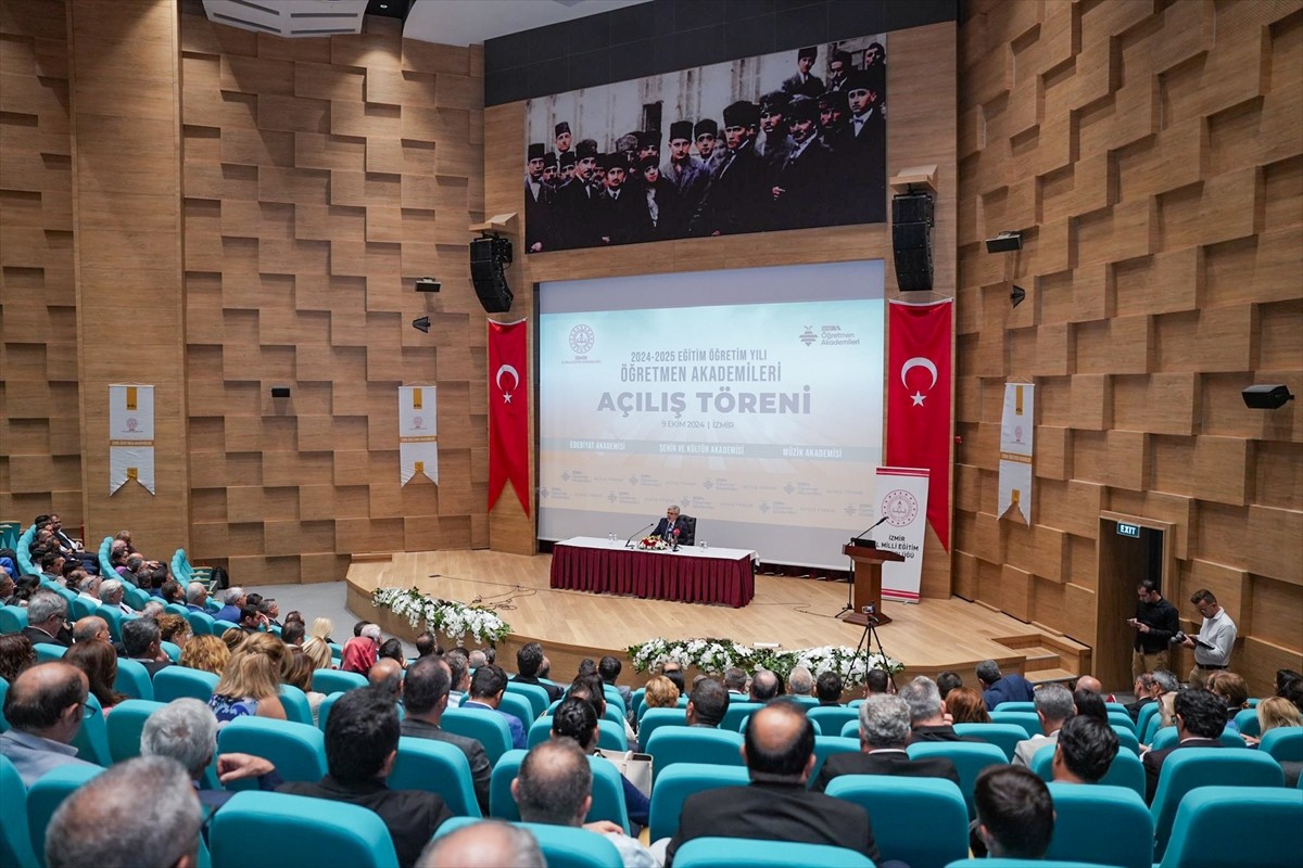 "İzmir Öğretmen Akademileri" programının açılışı İzmir İktisat Kongresi binasında Milli Eğitim...