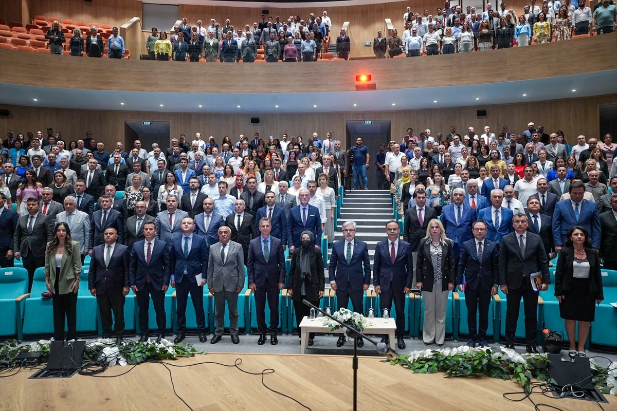 "İzmir Öğretmen Akademileri" programının açılışı İzmir İktisat Kongresi binasında Milli Eğitim...