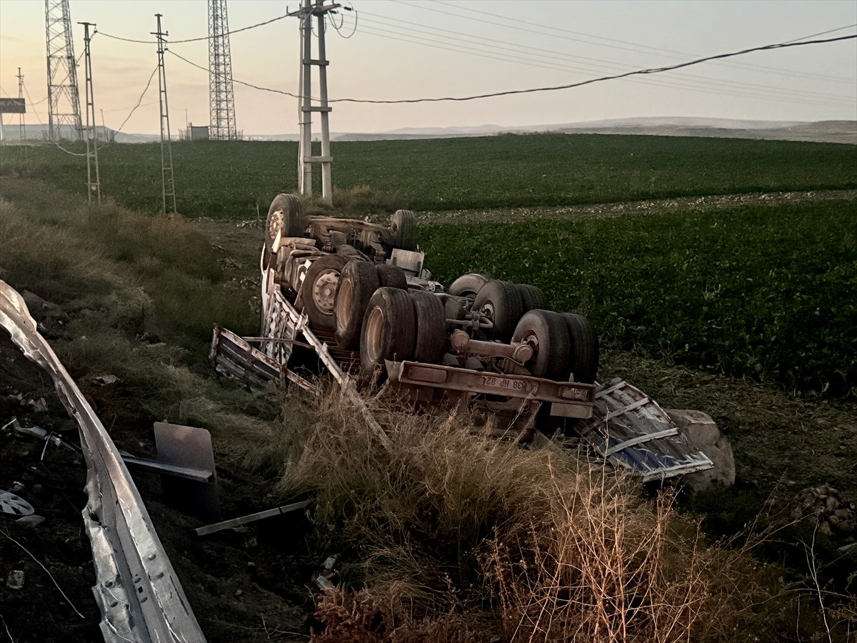 Kayseri'de kamyon ile çarpışan hafif ticari araçta bulunan bir öğretmen hayatını kaybetti, 3'ü...