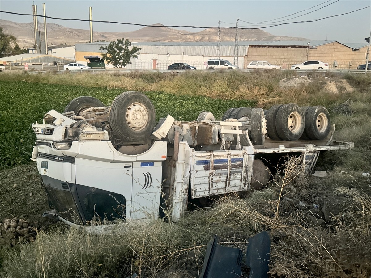 Kayseri'de kamyon ile çarpışan hafif ticari araçta bulunan bir öğretmen hayatını kaybetti, 3'ü...