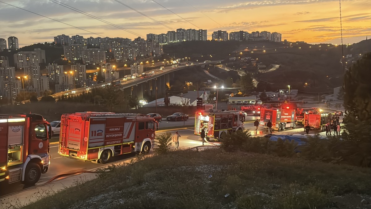 Kocaeli'nin İzmit ilçesinde pansiyonda çıkan yangın itfaiye ekiplerince söndürüldü, dumandan...