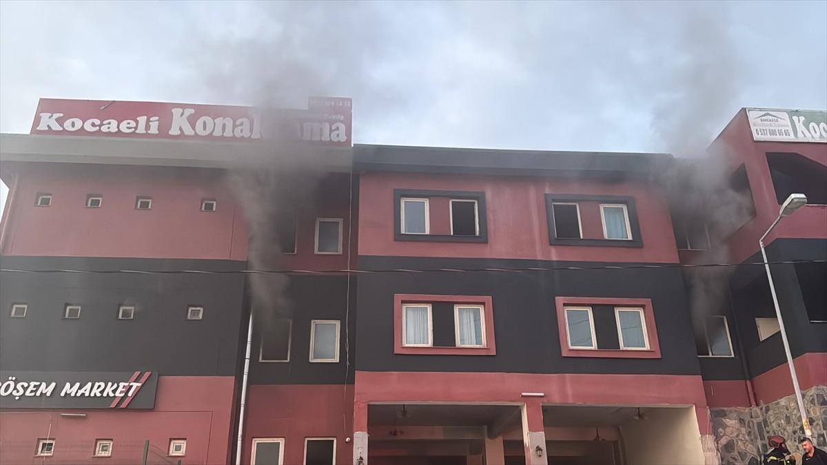 Kocaeli'nin İzmit ilçesinde pansiyonda çıkan yangın itfaiye ekiplerince söndürüldü, dumandan...