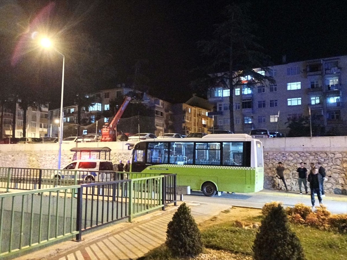 Kocaeli'nin Karamürsel ilçesinde özel halk otobüsünde bıçaklı saldırıya uğrayan kişi yaşamını...