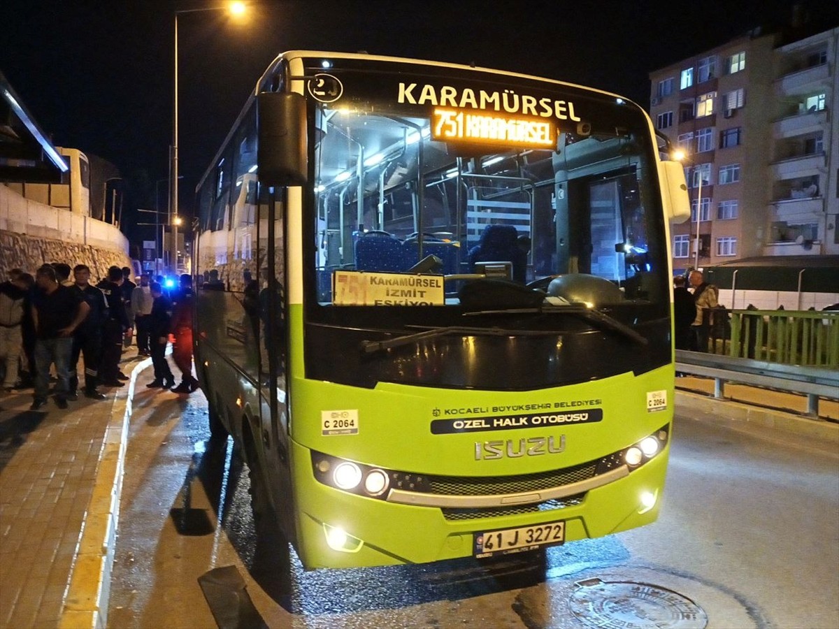 Kocaeli'nin Karamürsel ilçesinde özel halk otobüsünde bıçaklı saldırıya uğrayan kişi yaşamını...