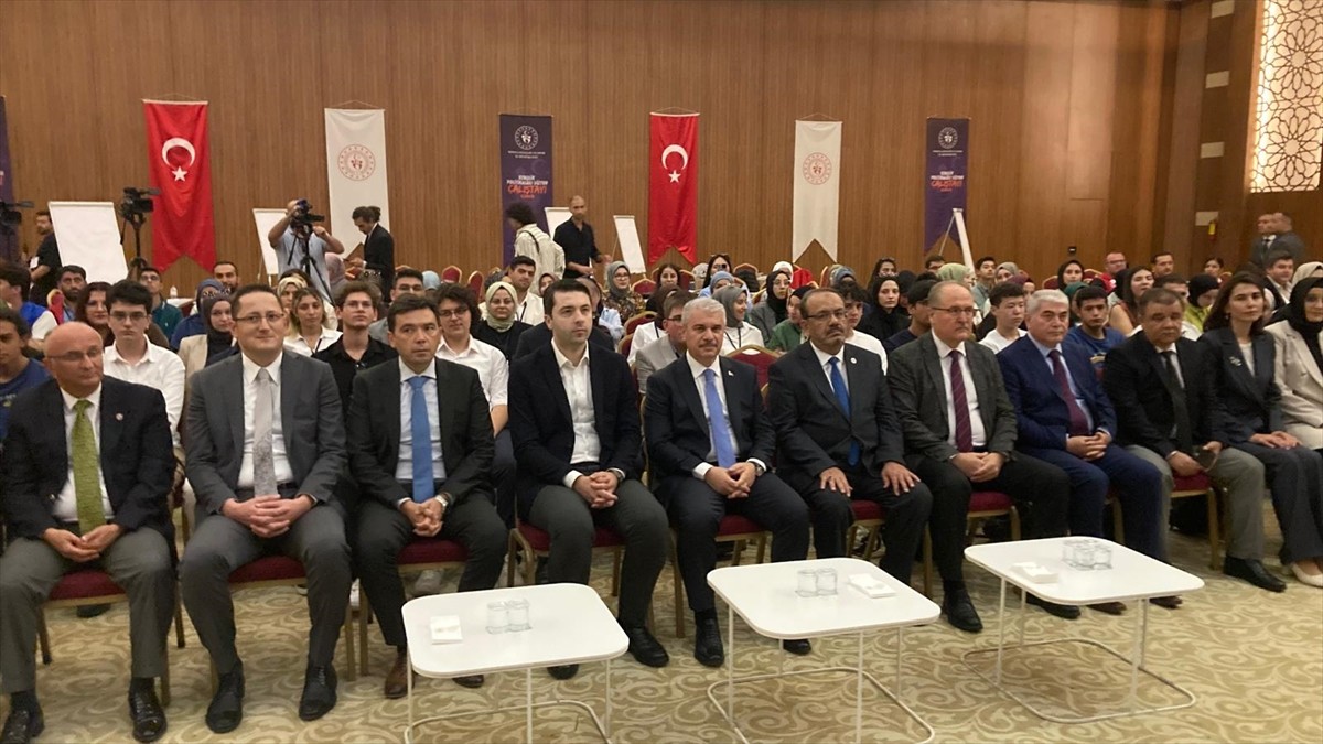 Konya'da, Karatay Gençlik Merkezi'nde "Gençlik Politikaları Vizyon Çalıştayı" gerçekleştirildi....