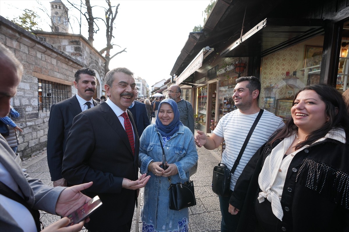 Milli Eğitim Bakanı Yusuf Tekin (ortada), Bosna Hersek'in başkenti Saraybosna'daki Kovaçi...