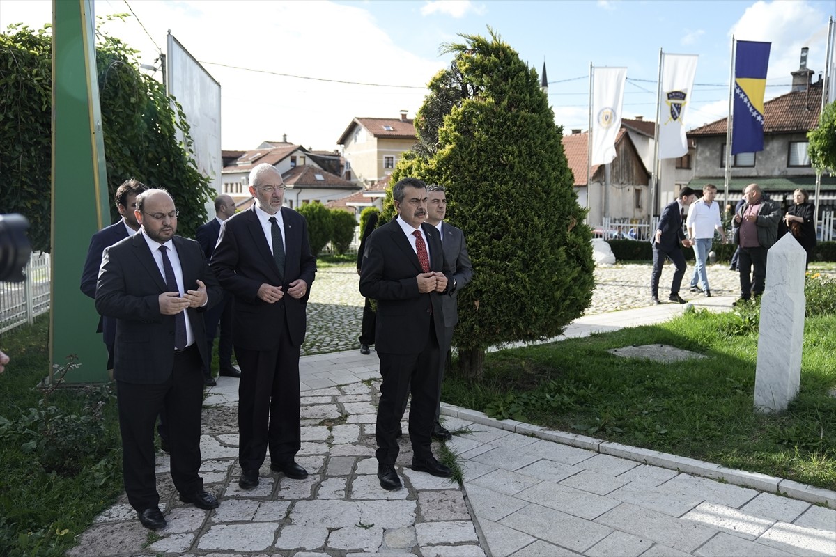 Milli Eğitim Bakanı Yusuf Tekin (ortada), Bosna Hersek'in başkenti Saraybosna'daki Kovaçi...