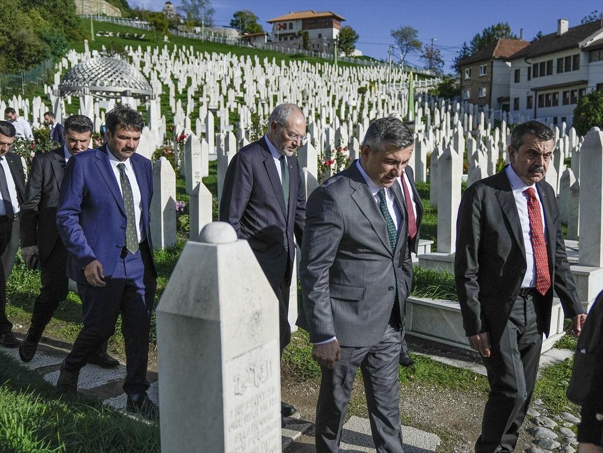 Milli Eğitim Bakanı Yusuf Tekin (ortada), Bosna Hersek'in başkenti Saraybosna'daki Kovaçi...