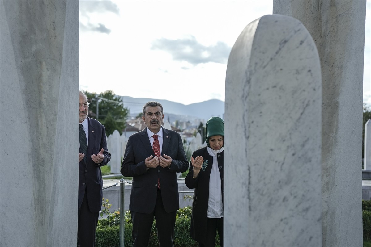 Milli Eğitim Bakanı Yusuf Tekin (ortada), Bosna Hersek'in başkenti Saraybosna'daki Kovaçi...