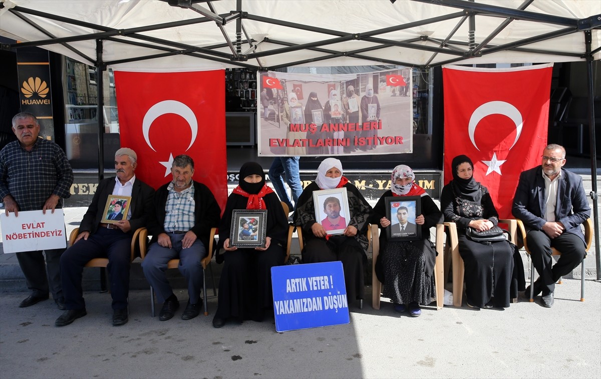 Muş'ta çocuklarını terör örgütü PKK'dan kurtarmak isteyen aileler, DEM Parti İl Başkanlığı binası...