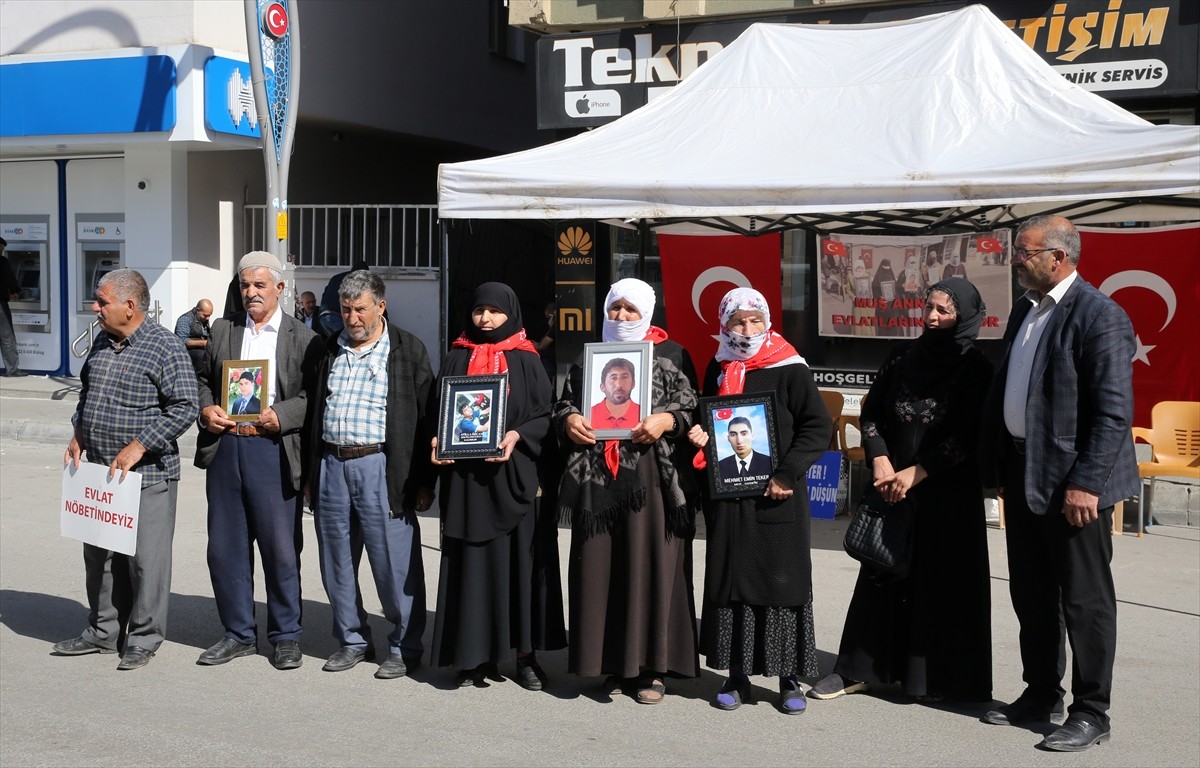 Muş'ta çocuklarını terör örgütü PKK'dan kurtarmak isteyen aileler, DEM Parti İl Başkanlığı binası...