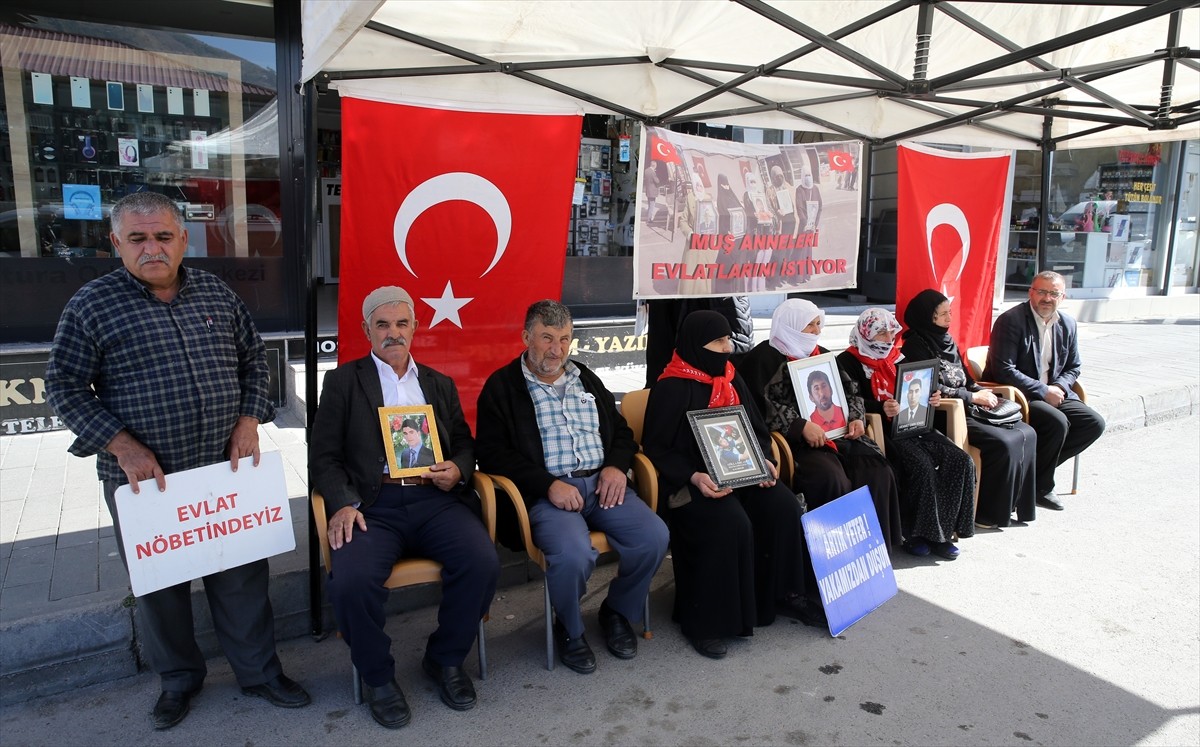 Muş'ta çocuklarını terör örgütü PKK'dan kurtarmak isteyen aileler, DEM Parti İl Başkanlığı binası...