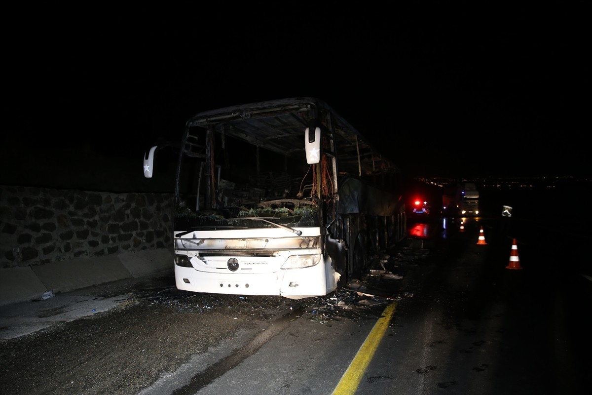 Muş'ta seyir halindeyken alev alan yolcu otobüsü kullanılamaz hale geldi. 