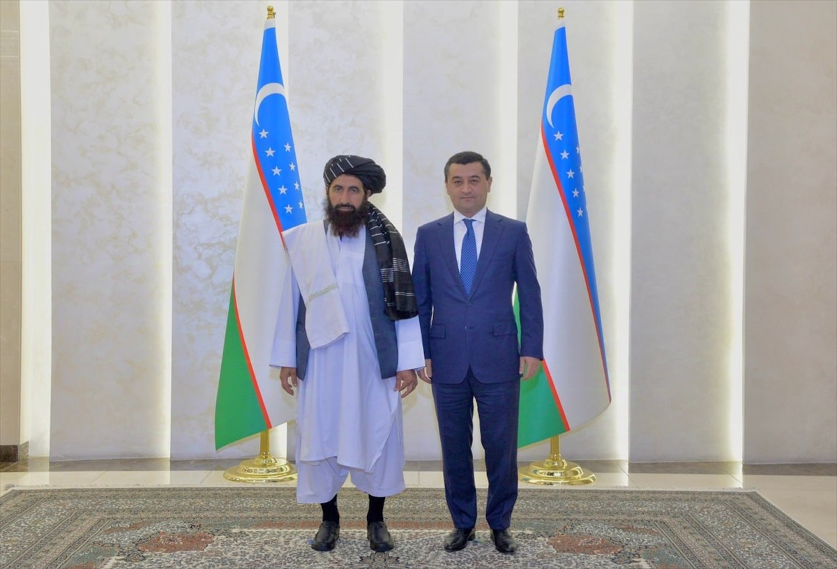 Özbekistan Dışişleri Bakanı Bahtiyar Saidov (sağda), Afganistan Geçici Hükümetinin Özbekistan'a...