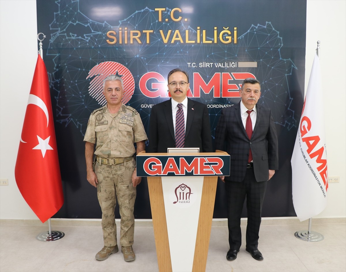 Siirt Valisi Kemal Kızılkaya (ortada), Valilik Toplantı Salonu'nda düzenlenen "Asayiş ve Güvenlik...