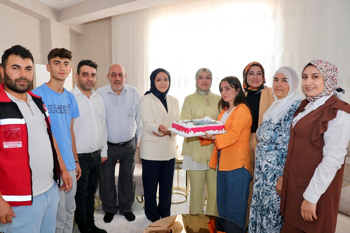 Siirt Valisi Kemal Kızılkaya'nın eşi Nurten Kızılkaya, şehit piyade çavuş Davut İlbaş'ın kızı...