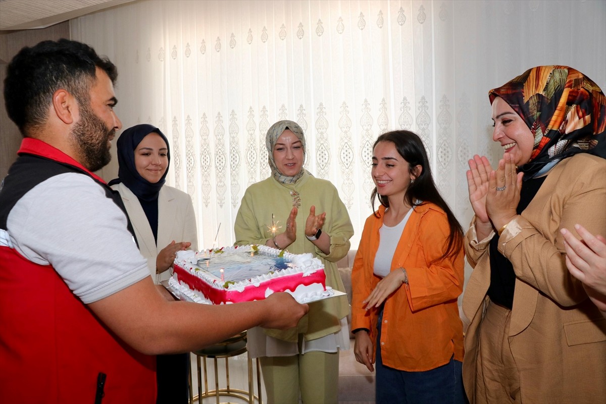 Siirt Valisi Kemal Kızılkaya'nın eşi Nurten Kızılkaya, şehit piyade çavuş Davut İlbaş'ın kızı...