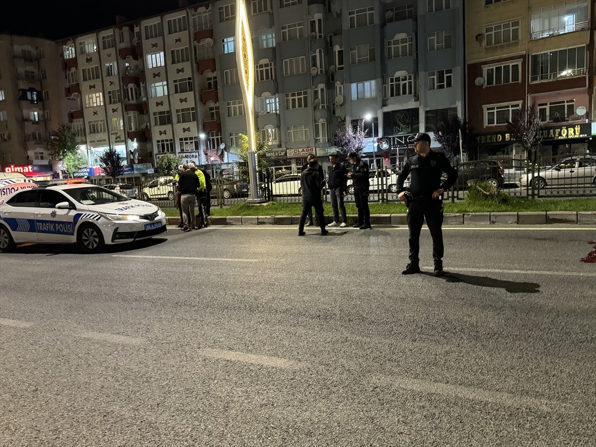 Yozgat'ta hafif ticari aracın çarptığı 14 yaşındaki çocuk yaşamını yitirdi.