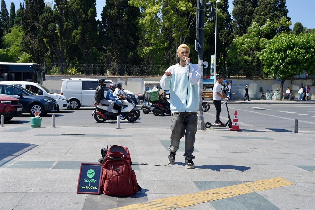 34 yaşındaki İranlı müzisyen Human Ghasemnataj Fokoloei, İstanbul Boğazı'nda her gün mekik dokuyan...