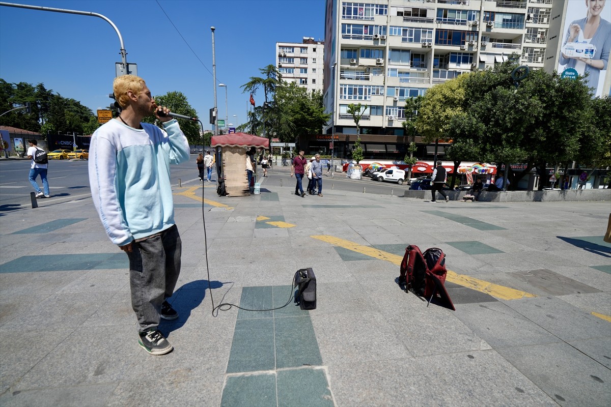 34 yaşındaki İranlı müzisyen Human Ghasemnataj Fokoloei, İstanbul Boğazı'nda her gün mekik dokuyan...