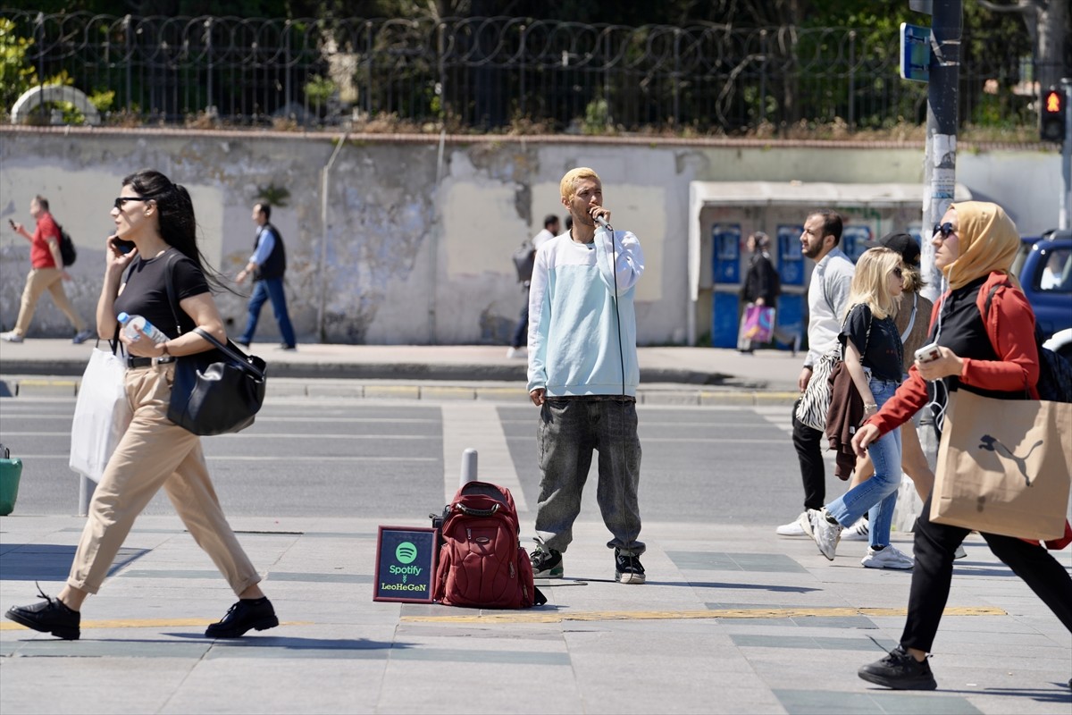 34 yaşındaki İranlı müzisyen Human Ghasemnataj Fokoloei, İstanbul Boğazı'nda her gün mekik dokuyan...