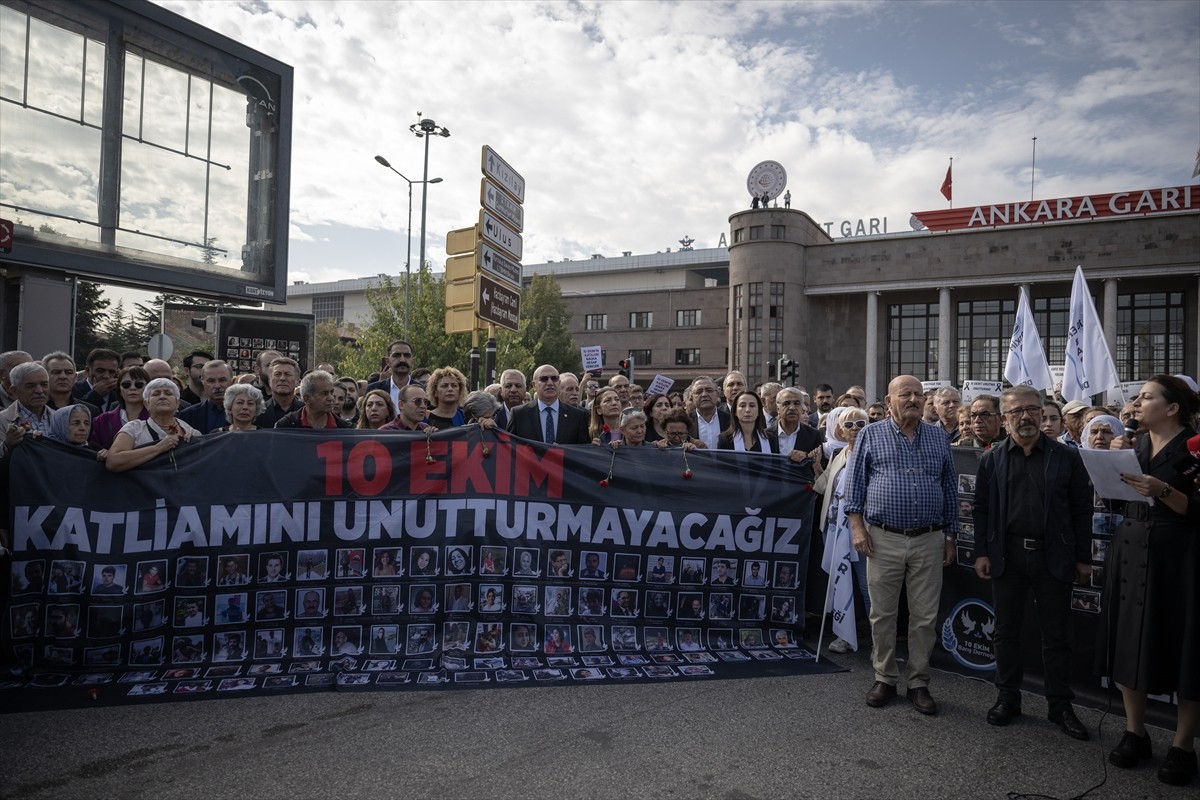 Ankara Garı önünde, 10 Ekim 2015'te terör örgütü DEAŞ mensubu iki canlı bombanın gerçekleştirdiği...