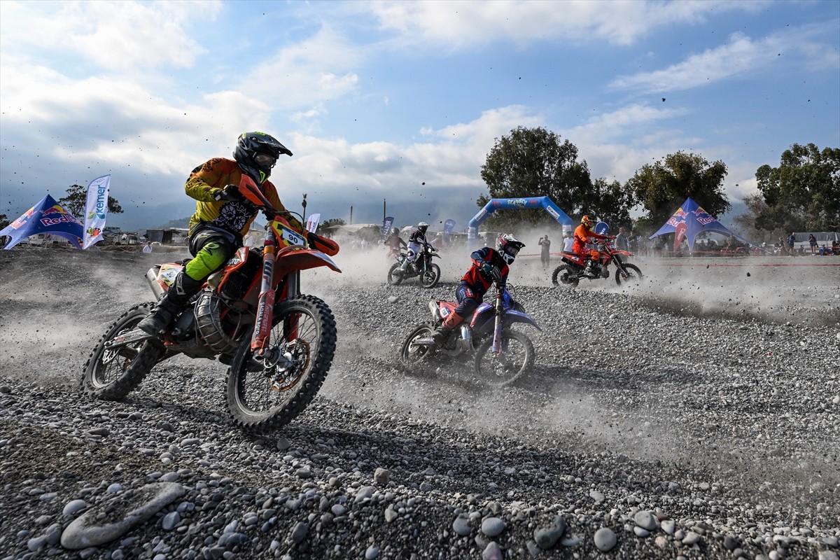 Antalya'nın Kemer ilçesinde düzenlenen Hard Enduro Dünya Şampiyonası'nın 6. ayağı Sea To Sky...