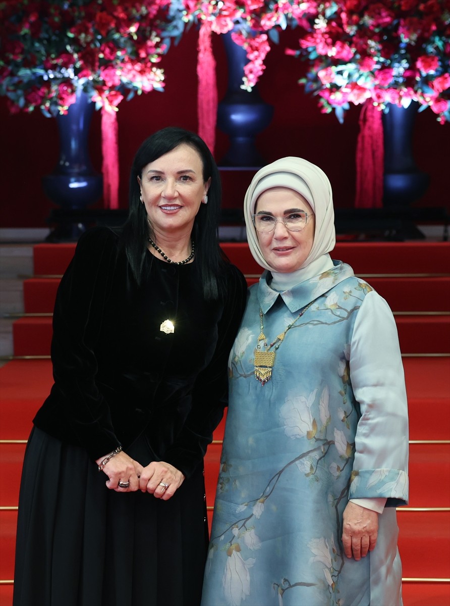 Cumhurbaşkanı Recep Tayyip Erdoğan'ın eşi Emine Erdoğan, Arnavutluk Başbakanı Edi Rama'nın eşi...