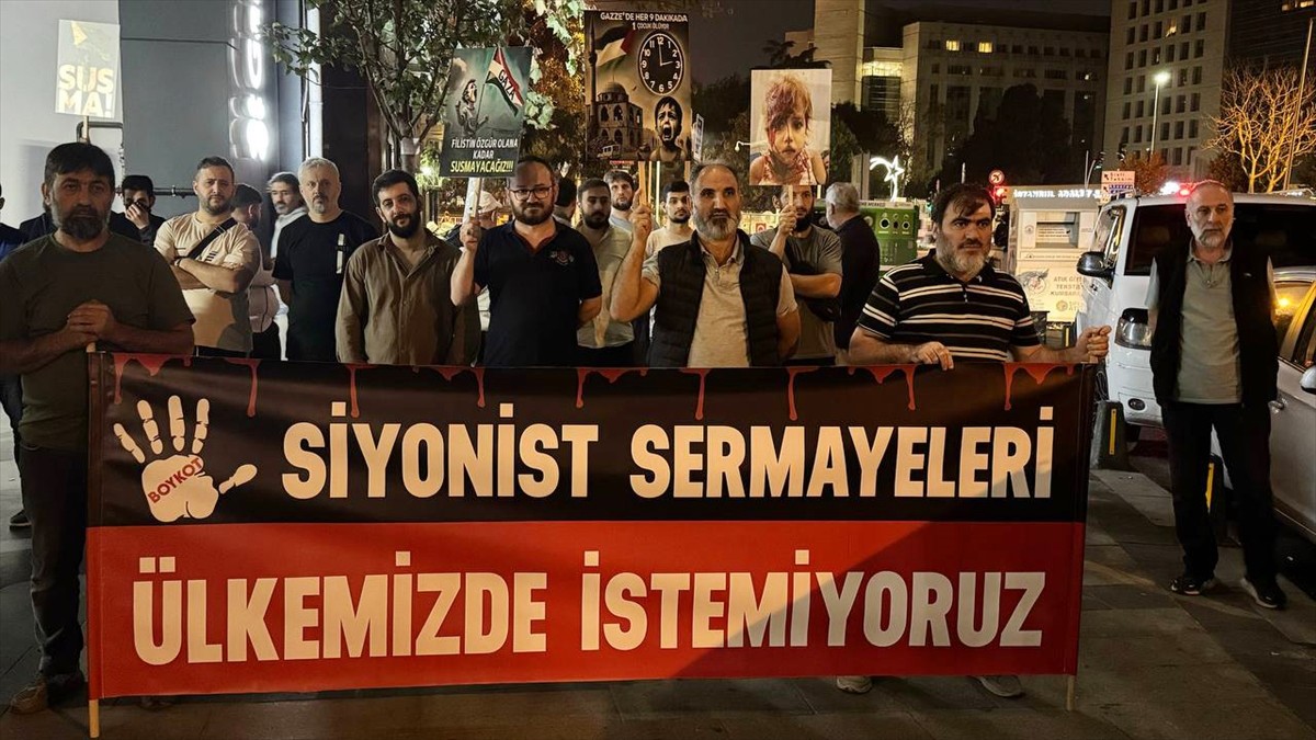 Gazze Dayanışma Platformu üyeleri, İstanbul'daki Starbucks şubelerinin önünde İsrail karşıtı...