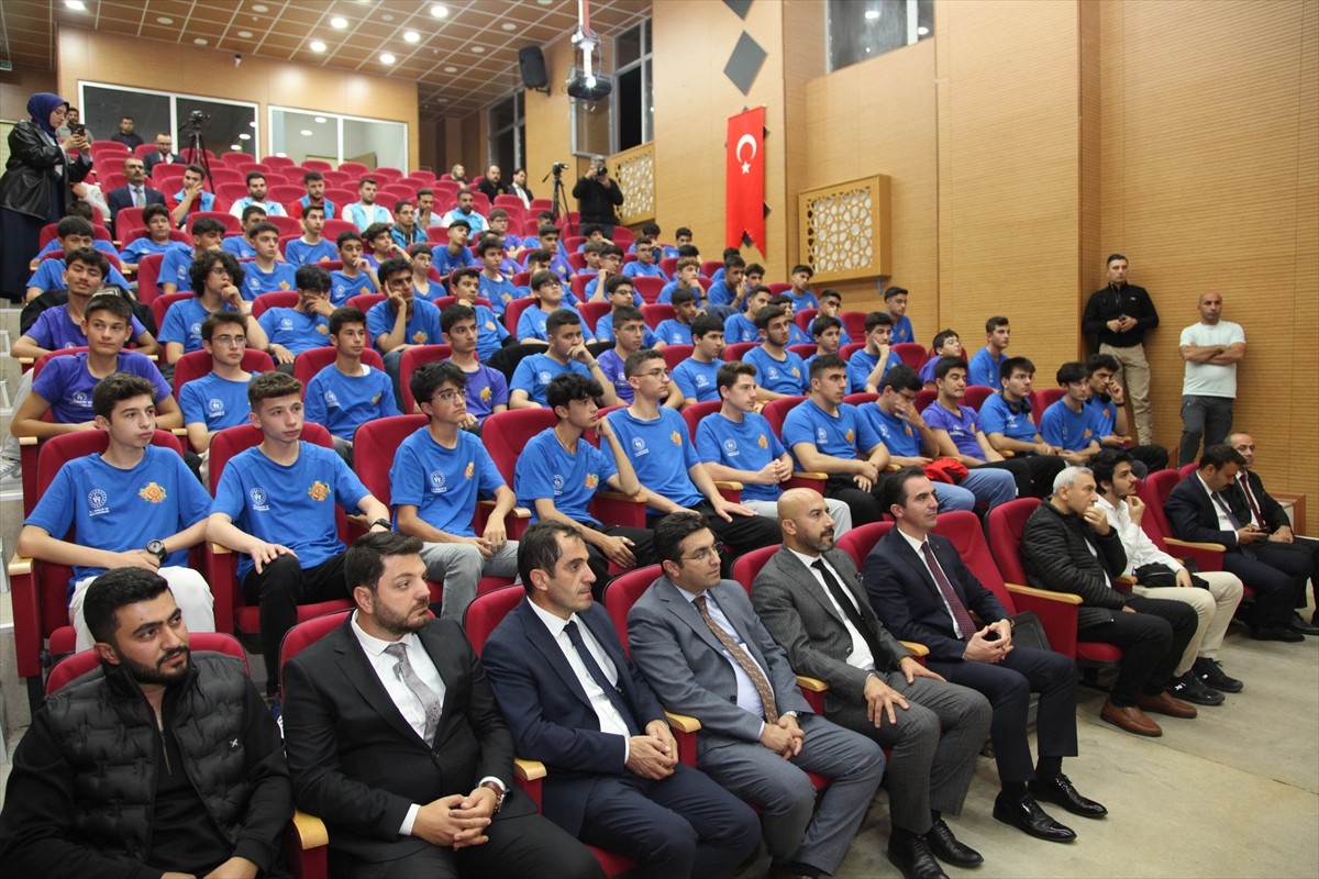 Gençlik ve Spor Bakan Yardımcısı Enes Eminoğlu, Bitlis'in Ahlat ilçesinde TÜBİTAK Bilim Kampı'na...