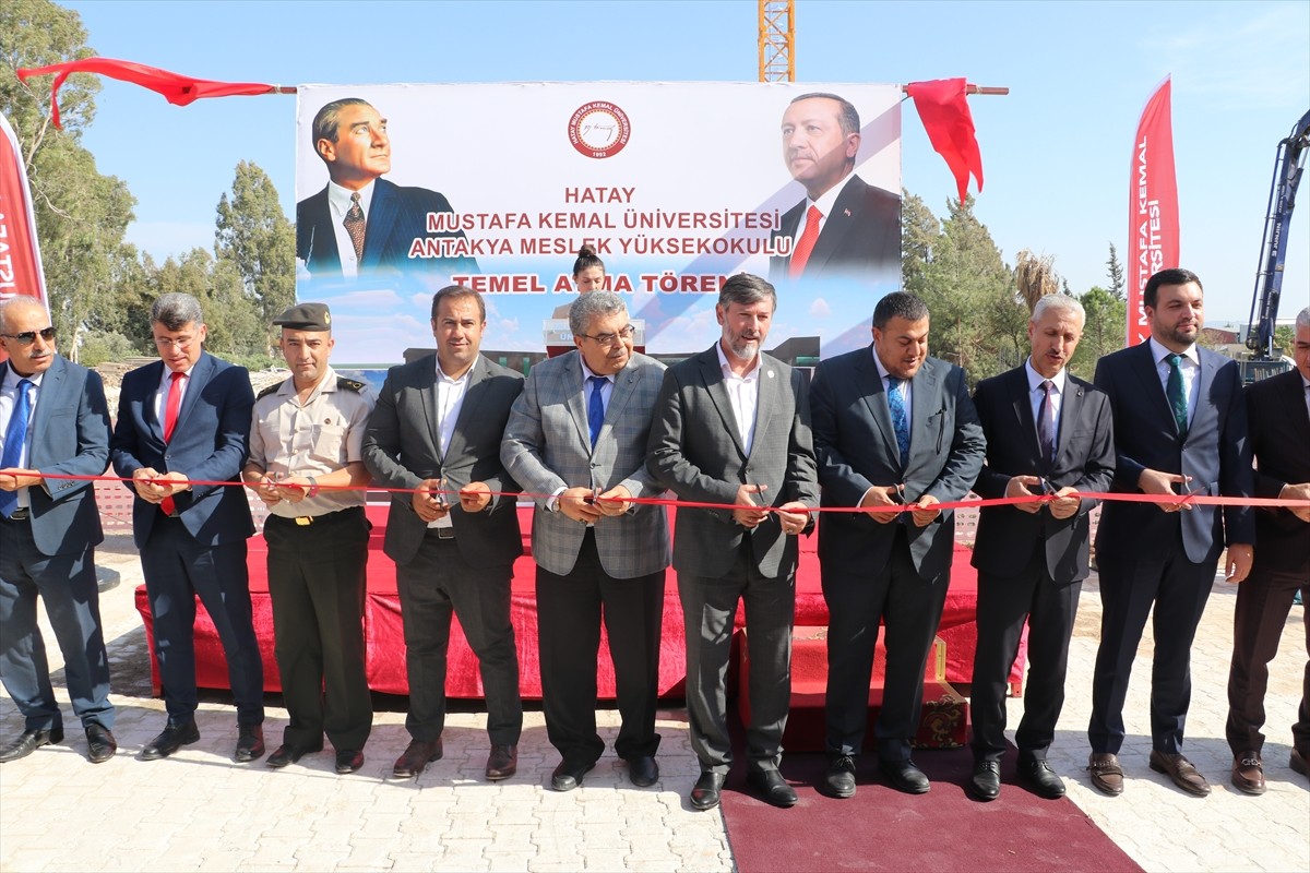 Hatay'da 6 Şubat 2023'teki depremlerde ağır hasar aldığı için yıkılan Antakya Meslek...