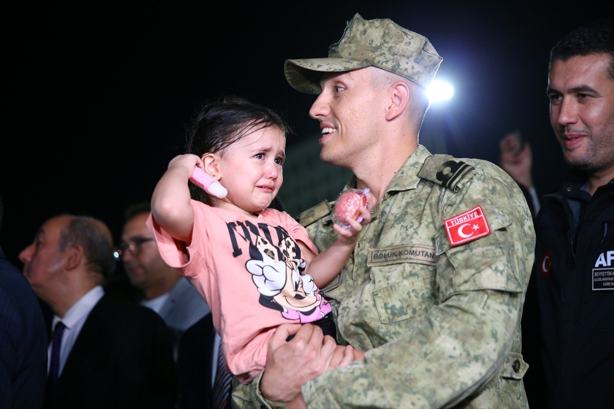  İsrail'in saldırılarının sürdüğü Lübnan'dan tahliye edilen 588 sivili taşıyan Deniz Kuvvetleri...