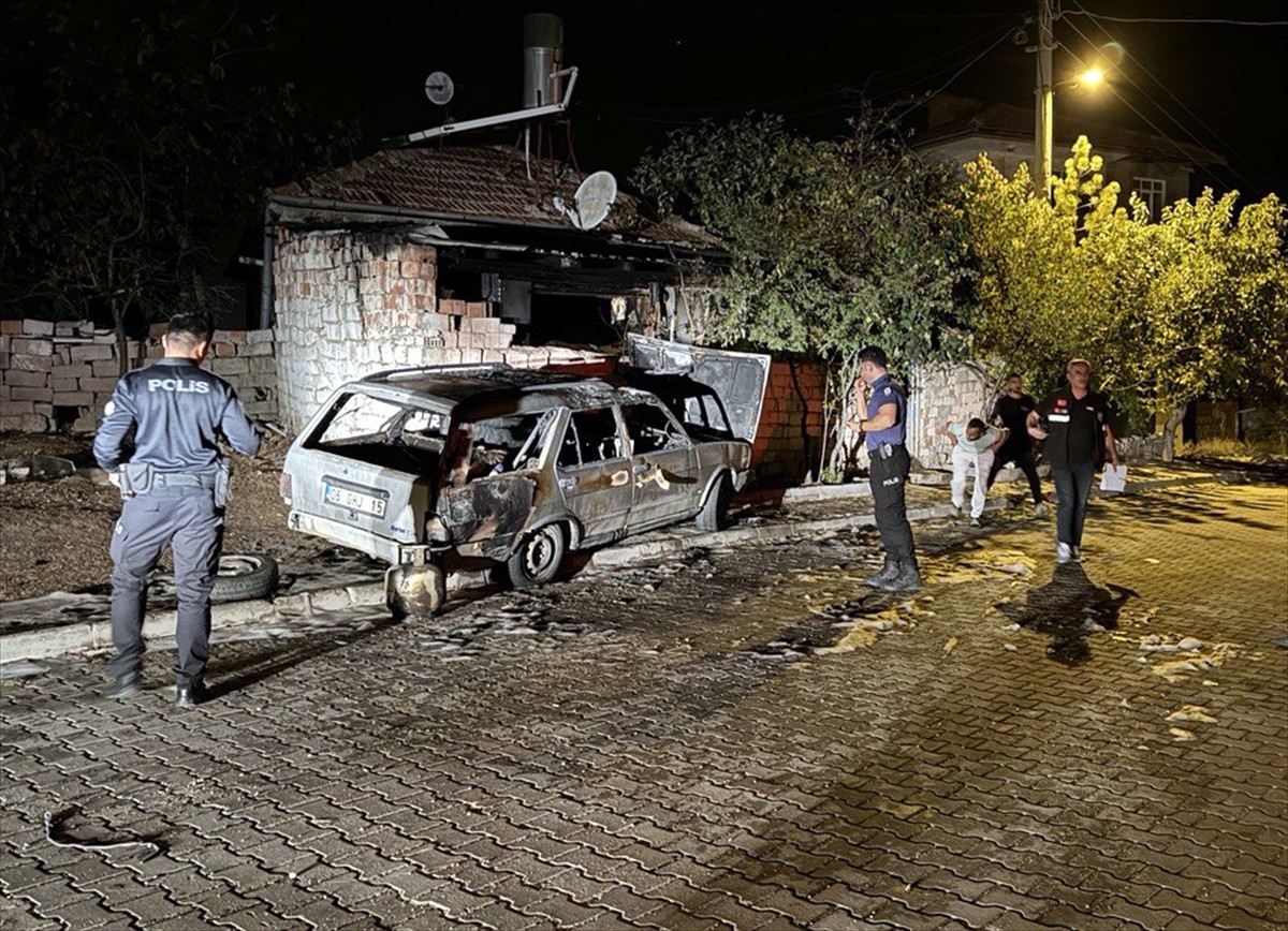 Kırıkkale'de seyir halindeyken yangın çıkan aracın sürücüsü ağır yaralandı.