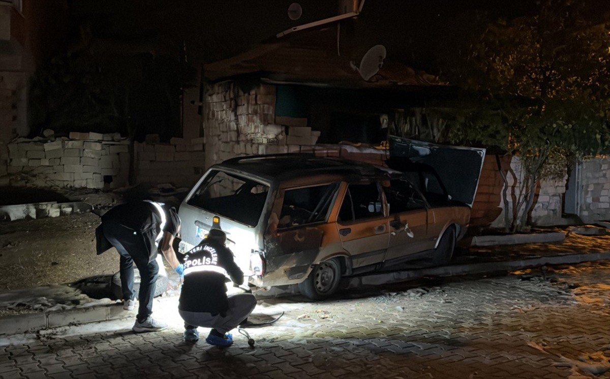 Kırıkkale'de seyir halindeyken yangın çıkan aracın sürücüsü ağır yaralandı.