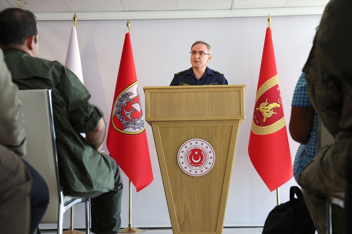 Milli Savunma Bakanlığı (MSB) Basın ve Halkla İlişkiler Müşaviri Tuğamiral Zeki Aktürk, Ateş...
