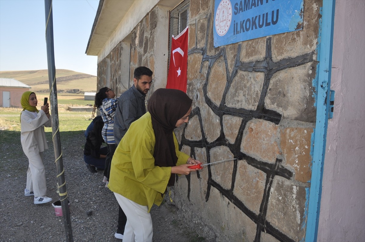 Muş Alparslan Üniversitesi Bulanık Meslek Yüksekokulu öğrencileri, "Bir Fırça ve Bir Hayal"...