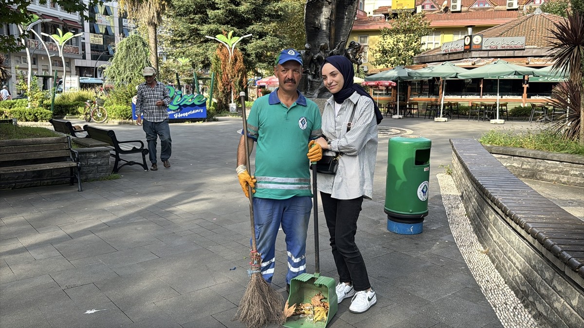 Rize Belediyesince temizlik personeli İsmail Yılmaz için doğum gününde sürpriz kutlama yapıldı....